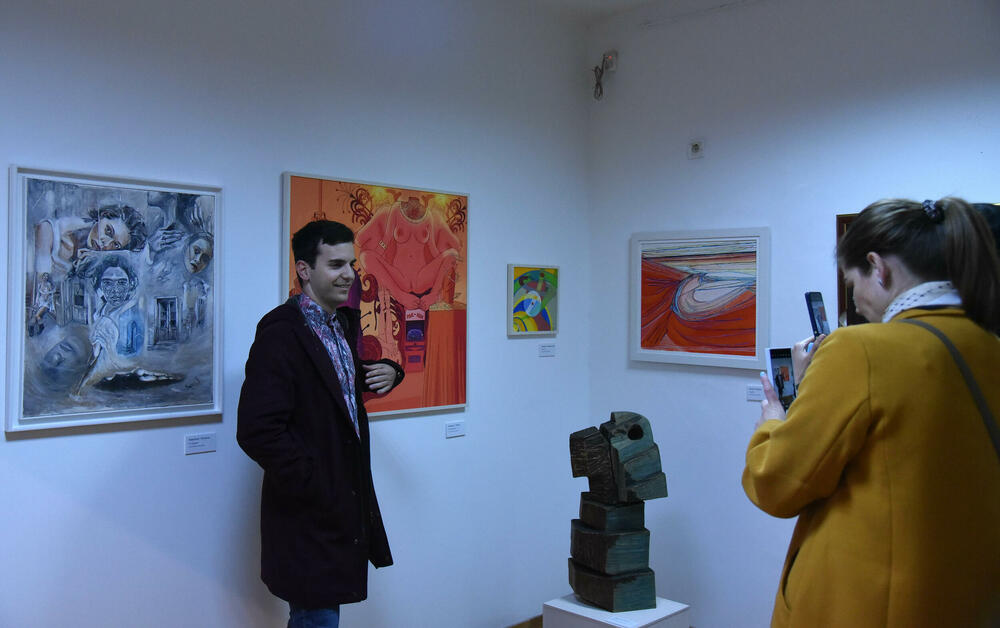 <p>Jedan od najstarijih i najznačajnijih događaja u umjetnosti Crne Gore, Tradicionalna izložba Udruženja likovnih umjetnika Crne Gore, privukla je pažnju javnosti i na otvaranju okupila veliki broj ljudi. Postavka donosi uvid u tendencije i kretanja domaćih autora, a u Paviljonu je do kraja aprila</p>