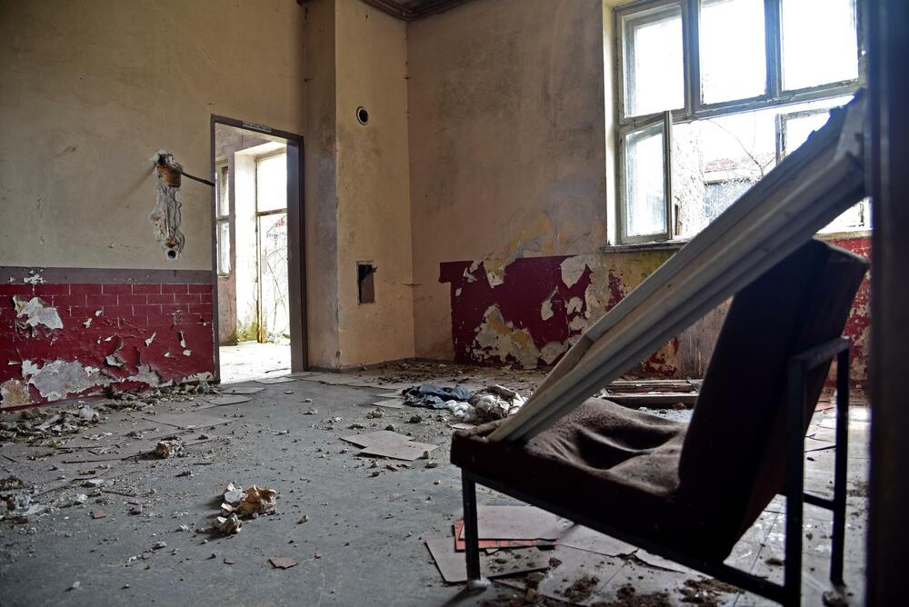 <p>Nekadašnja cetinjska fabrika zapošljavala i do 1.600 ljudi, neki od njih danas kažu da ih hvata tuga zbog ruiniranih prostorija i izgubljenih radnih mjesta...</p>