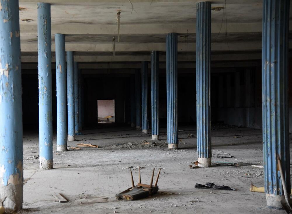 <p>Nekadašnja cetinjska fabrika zapošljavala i do 1.600 ljudi, neki od njih danas kažu da ih hvata tuga zbog ruiniranih prostorija i izgubljenih radnih mjesta...</p>