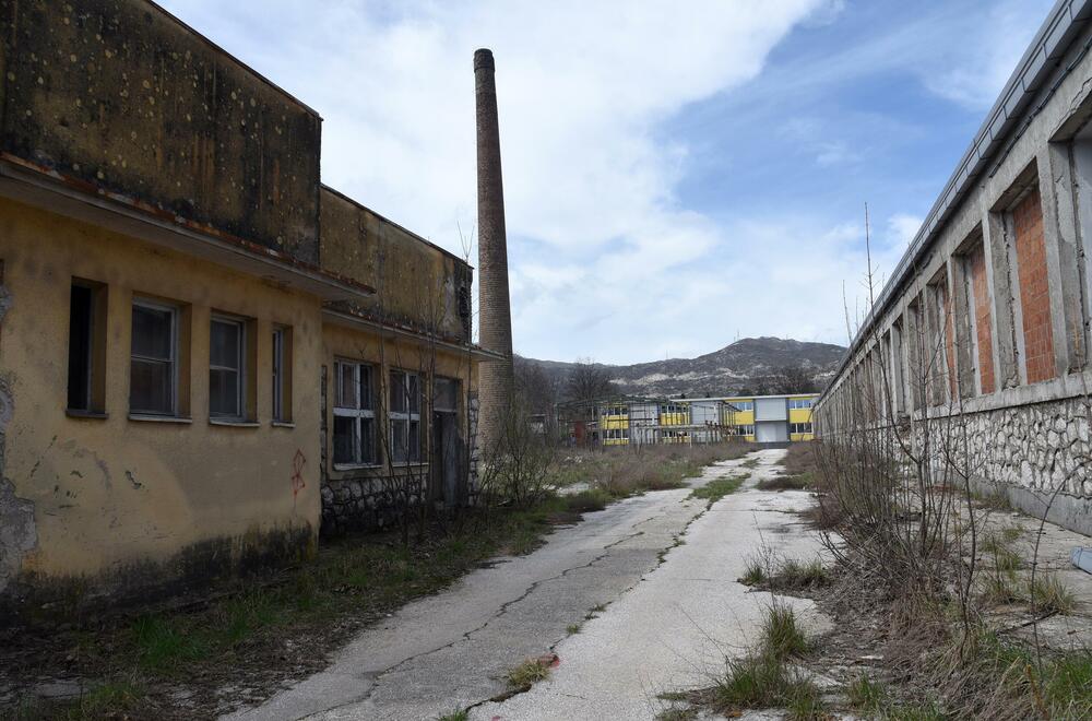 <p>Nekadašnja cetinjska fabrika zapošljavala i do 1.600 ljudi, neki od njih danas kažu da ih hvata tuga zbog ruiniranih prostorija i izgubljenih radnih mjesta...</p>