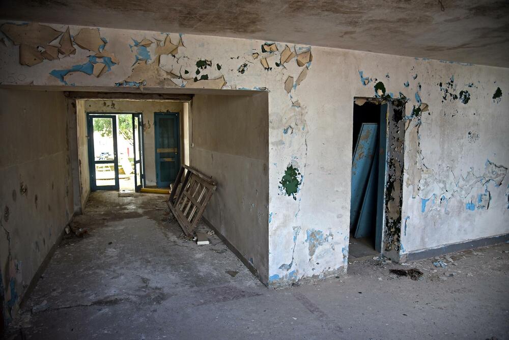 <p>Nekadašnja cetinjska fabrika zapošljavala i do 1.600 ljudi, neki od njih danas kažu da ih hvata tuga zbog ruiniranih prostorija i izgubljenih radnih mjesta...</p>