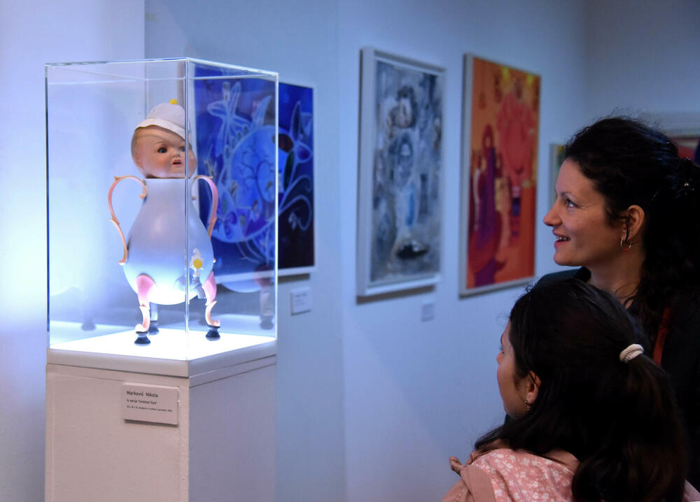 <p>Jedan od najstarijih i najznačajnijih događaja u umjetnosti Crne Gore, Tradicionalna izložba Udruženja likovnih umjetnika Crne Gore, privukla je pažnju javnosti i na otvaranju okupila veliki broj ljudi. Postavka donosi uvid u tendencije i kretanja domaćih autora, a u Paviljonu je do kraja aprila</p>