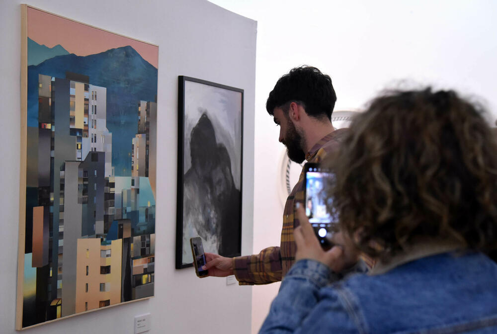 <p>Jedan od najstarijih i najznačajnijih događaja u umjetnosti Crne Gore, Tradicionalna izložba Udruženja likovnih umjetnika Crne Gore, privukla je pažnju javnosti i na otvaranju okupila veliki broj ljudi. Postavka donosi uvid u tendencije i kretanja domaćih autora, a u Paviljonu je do kraja aprila</p>