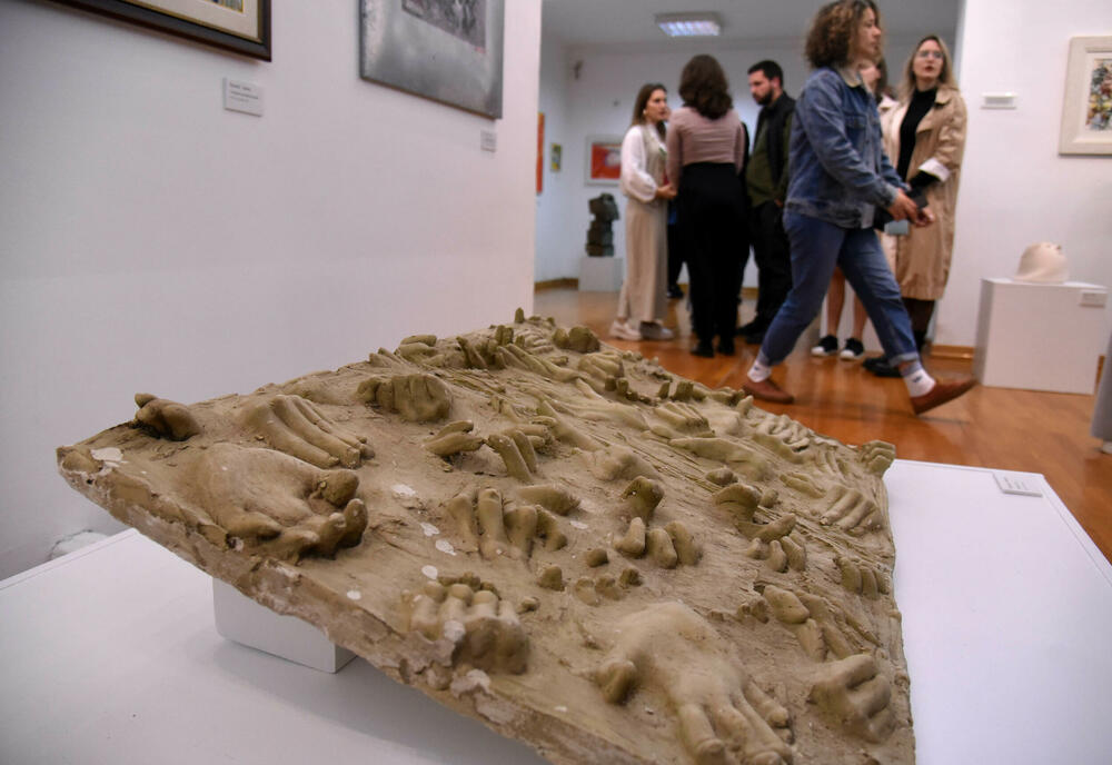 <p>Jedan od najstarijih i najznačajnijih događaja u umjetnosti Crne Gore, Tradicionalna izložba Udruženja likovnih umjetnika Crne Gore, privukla je pažnju javnosti i na otvaranju okupila veliki broj ljudi. Postavka donosi uvid u tendencije i kretanja domaćih autora, a u Paviljonu je do kraja aprila</p>