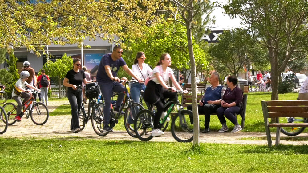 <p>Prema riječima predstavnika nevladinog udruženja Biciklo.me Stefana Bulatovića ovo je idealna prilika da građani uživaju u lijepom danu sa svojim porodicama i prije svega, u gradu oslobođenog od automobila</p>