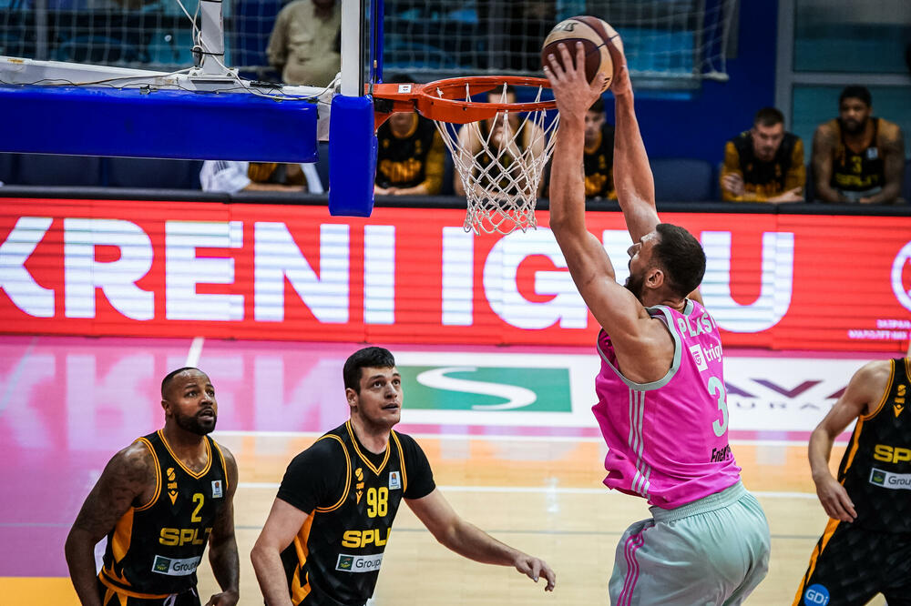 Uroš Plavšić zakucava, Foto: ABA liga/Dragana Stjepanović