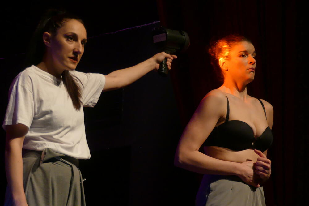 Scena iz predstave "IzloŽene", Foto: Bunt Scena