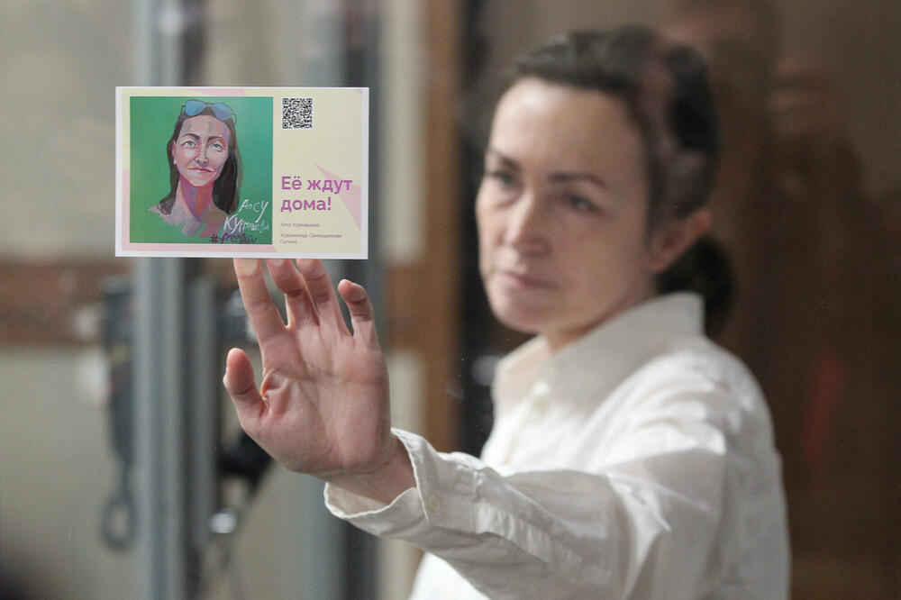 Kurmaševa drži karticu sa natpisom "Očekuje se kući" dok prisustvuje sudskom ročištu u Kazanju, Rusija, Foto: Reuters
