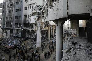 Najveća bolnica u Gazi Al-Šifa u ruševinama poslije izraelske...