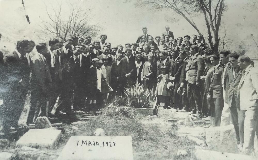 Komunisti na grobu Jovana Tomaševića 1927.