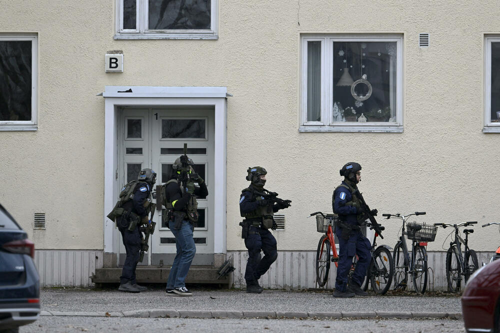 Policija juče u osnovnoj školi u predgrađu Helsinkija, Foto: Reuters