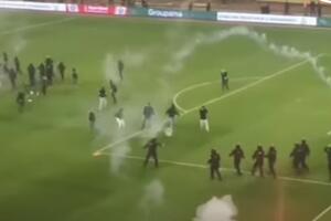 Naredi na stadionu i oko njega: Torcida lomila stolice i palila...
