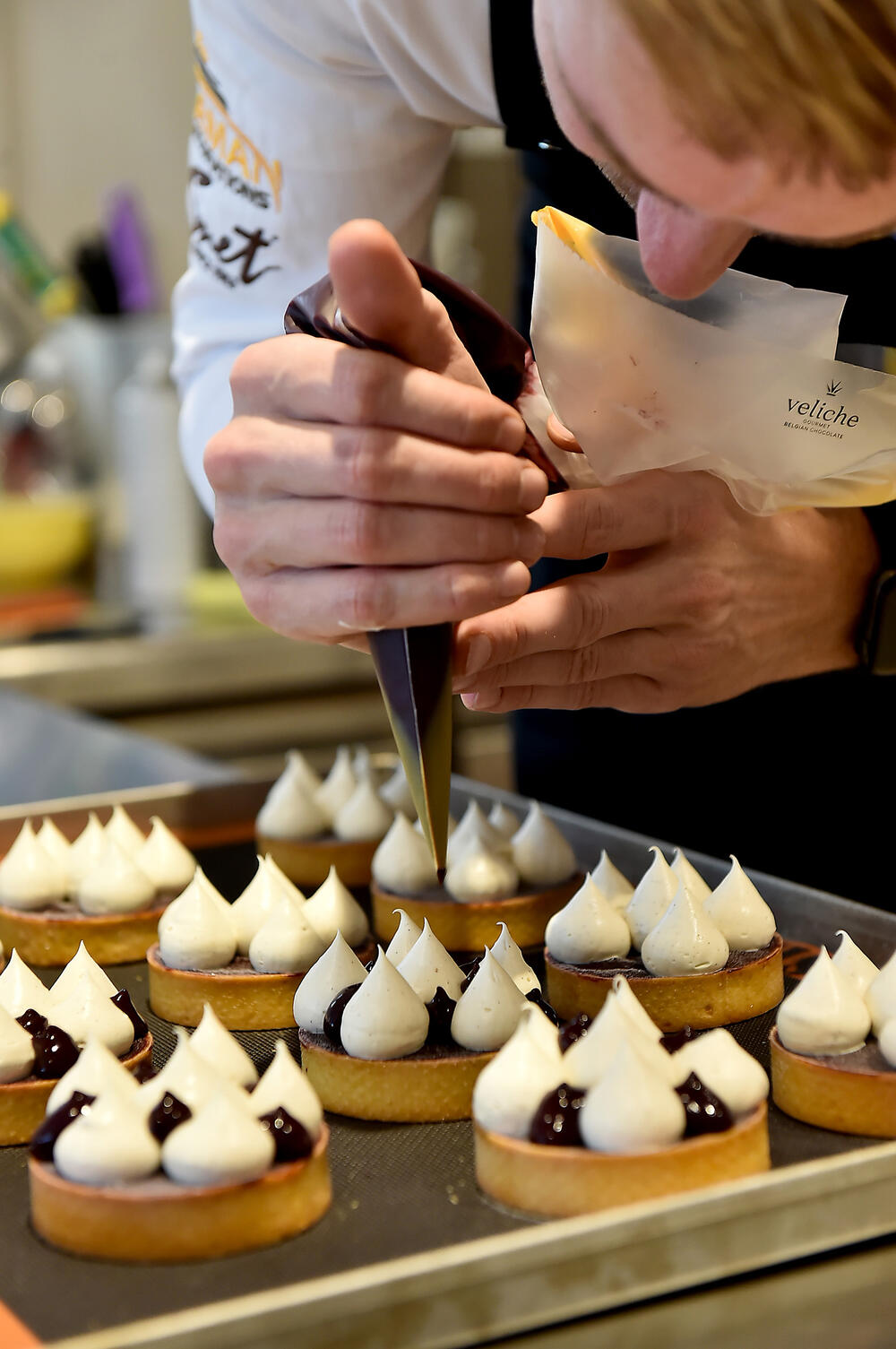 <p><em>Da li ste spremni da sa nama uplovite u najslađe carstvo ukusa zanatskih poslastičarskih proizvoda?</em></p>