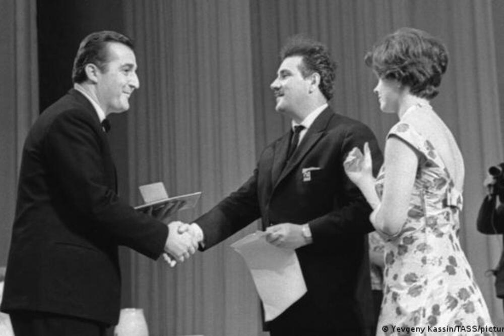 Jugoslovenski reditelj Veljko Bulajić (lijevo) dobija nagradu za film „Kozara“ u Moskvi 1963. godine, Foto: Yevgeniy Kassin/DW