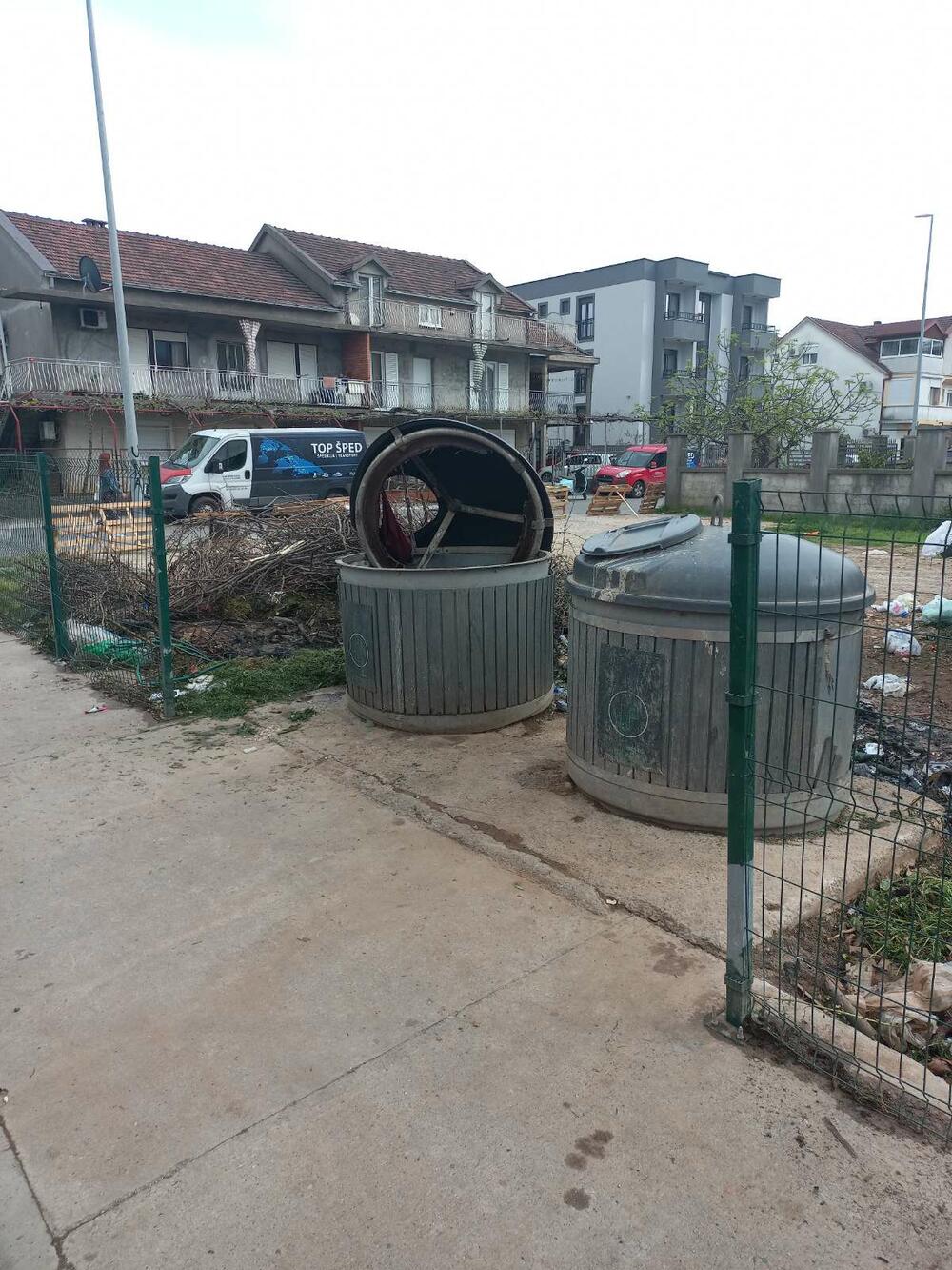 <p>"Samo tokom jučerašnjeg dana zapaljene su vreće u polupodzemnim kontejnerima u ulicama Meše Selimovića i Cvijetnoj, kao i 3 metalna kontejnera u Dajbabama, a samo šteta zamjene zapaljenih vreća iznosi 2.000 eura"</p>