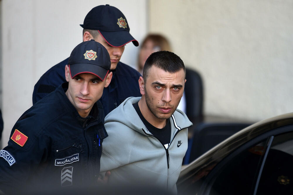 Policija sprovodi na saslušanje jednog od osumnjičenih, Foto: Boris Pejović