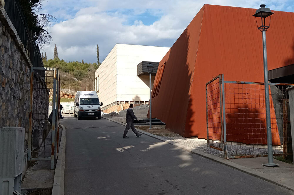 "Ničija kuća" ispod brda Gorica, Foto: Luka Zekovic