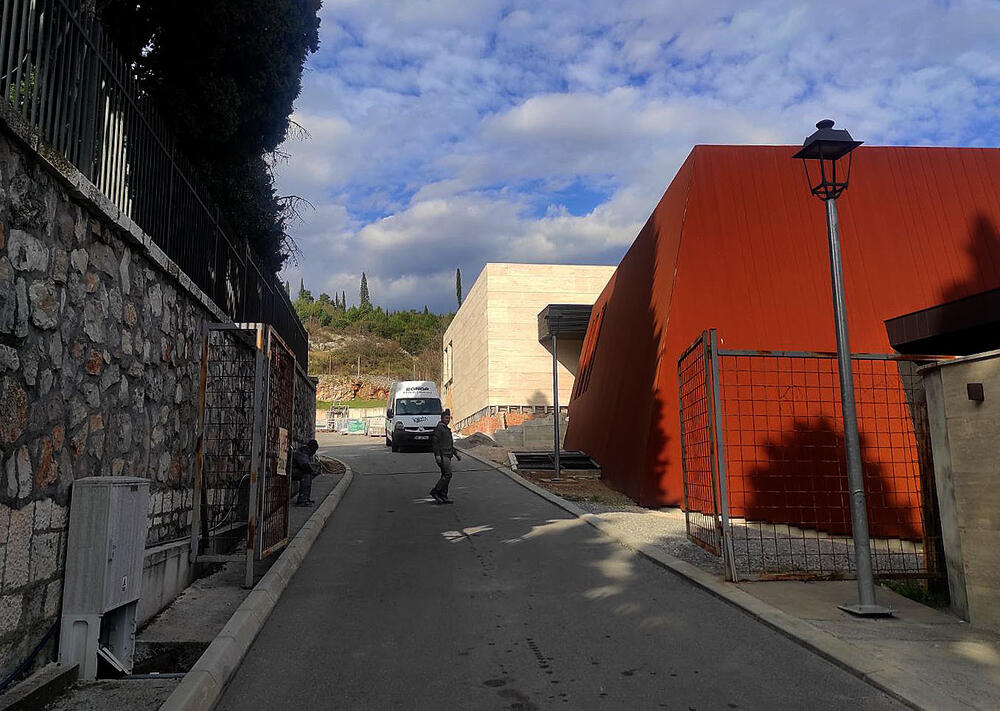 Javna ili privatna površina: Ulaz u “ničiju kuću” na brdu Gorica