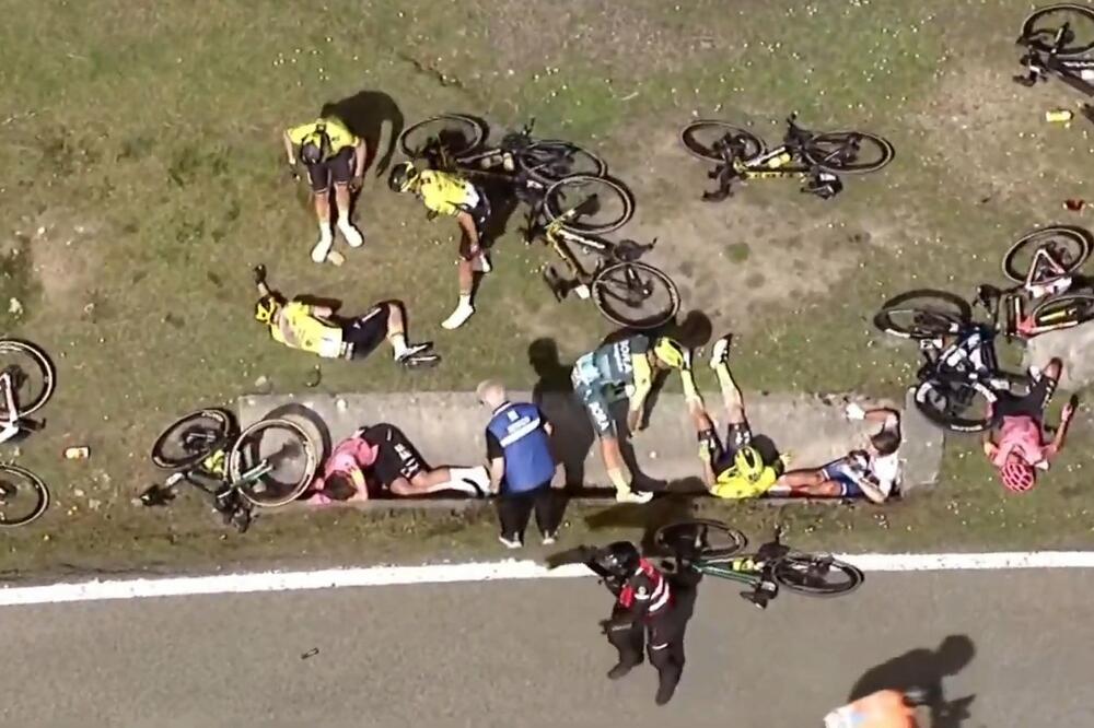 Cyclists after a fall in the Basque Country, Photo: Printscreen YouTube