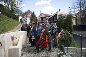 Vućić Popović prisustvovala polaganju vijenca na spomenik...