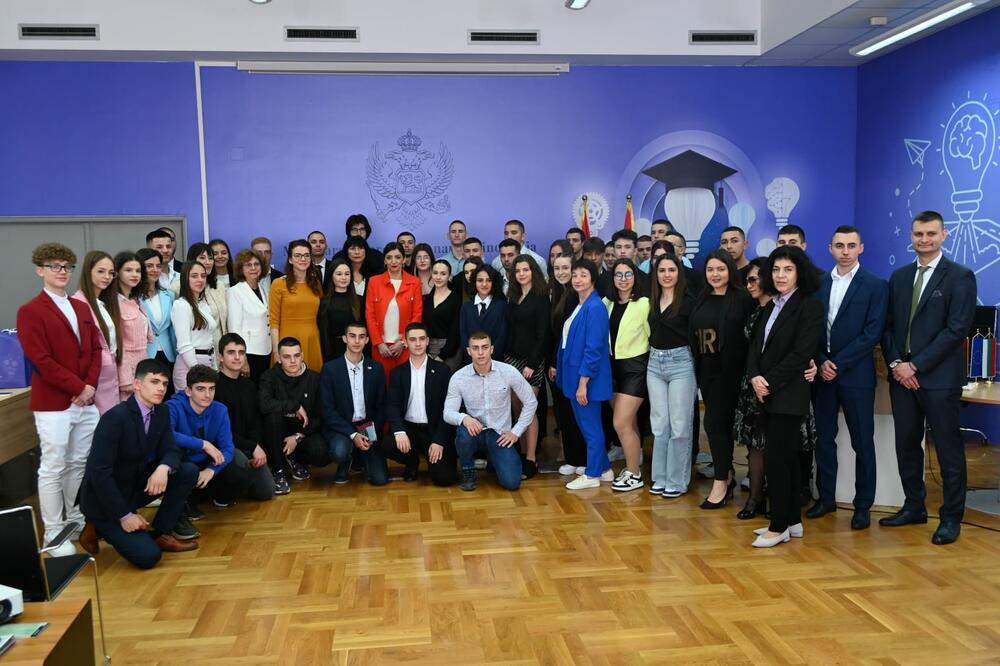 Jakšić Stojanović sa bugarskim učenicima i studentima, Foto: Ministarstvo prosvjete, nauke i inovacija
