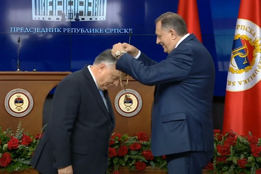 Dodik odlikuje Orbana, Foto: Printscreen YouTube