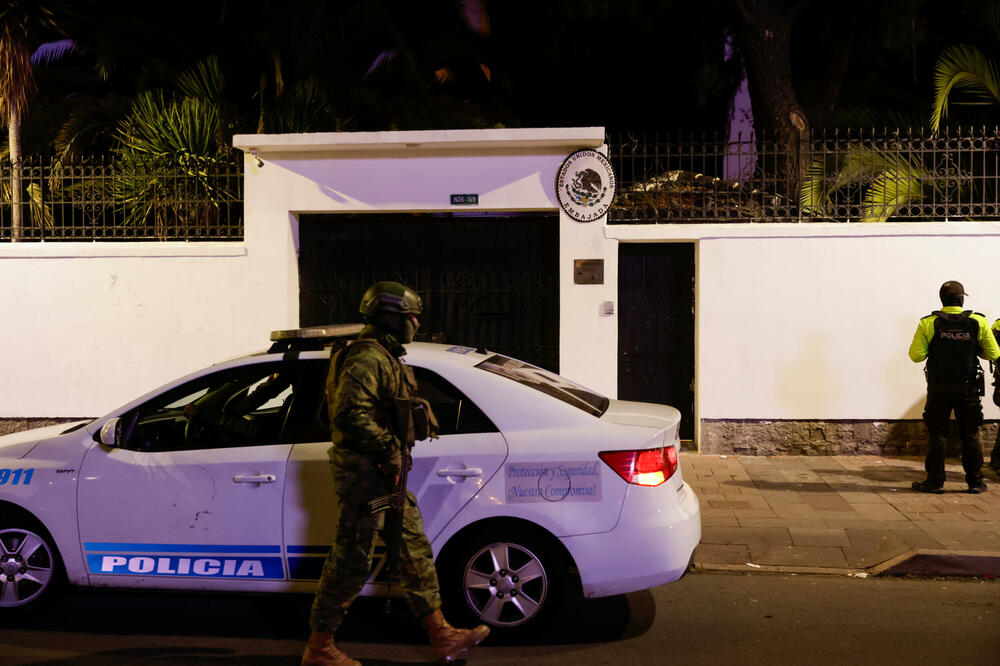 Policija i vojska ispred ambasade Meksika, Foto: Reuters