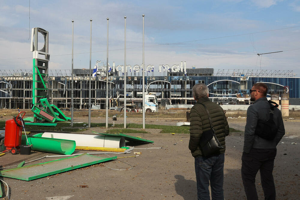 <p>Gradonačelnik Harkova Ihor Terehov rekao je da su dronovi iranske proizvodnje pogodili najmanje devet višespratnica, tri spavaonice i benzinsku pumpu</p>