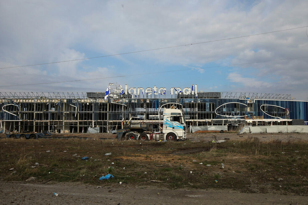 <p>Gradonačelnik Harkova Ihor Terehov rekao je da su dronovi iranske proizvodnje pogodili najmanje devet višespratnica, tri spavaonice i benzinsku pumpu</p>