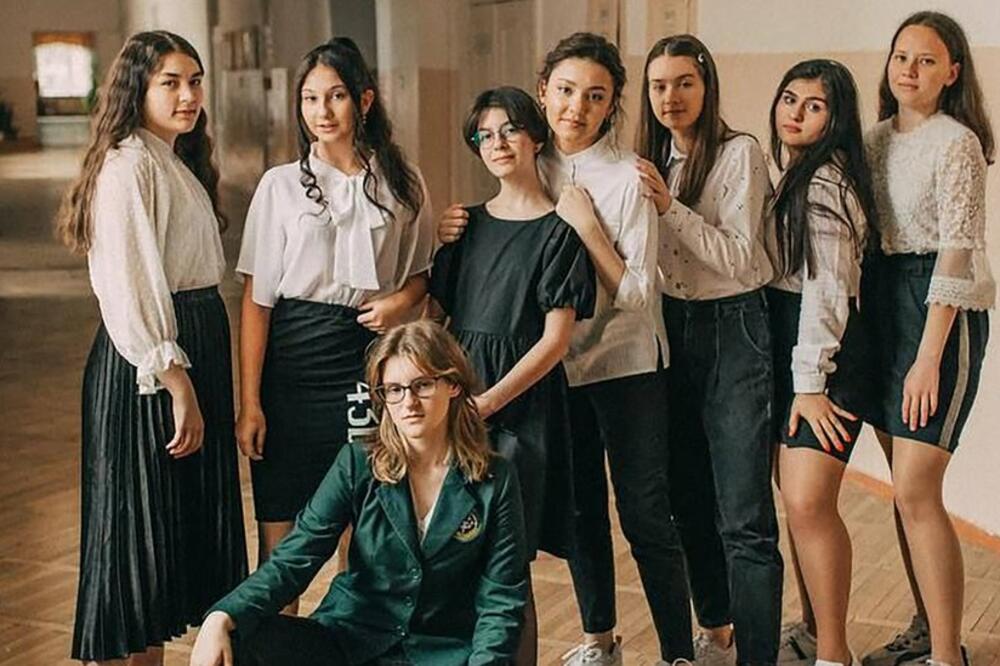 Sofija (druga slijeva), Alesija (treća slijeva) i Julija (ispred) sa prijateljima u školi Licej broj dva u Nikolajevu prije rata, Foto: POLLY BRADEN