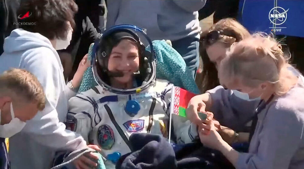 <p>Sojuz s Rusom Olegom Novickim, Amerikankom Loral O'Hara i Marinom Vasilevskom iz Belorusije je usporen padobranom sletio jugoistočno od grada Džezkazgana</p>