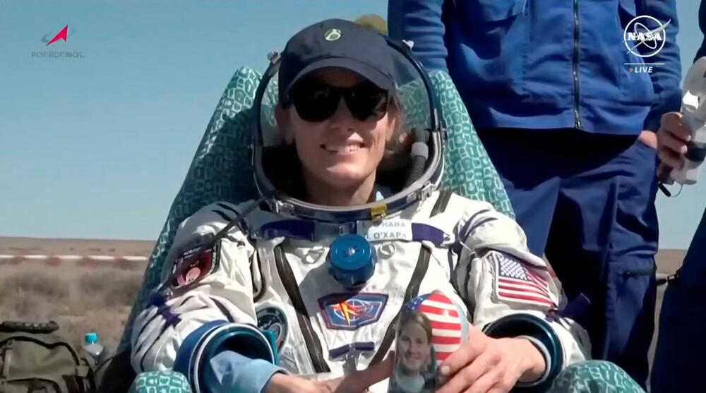 <p>Sojuz s Rusom Olegom Novickim, Amerikankom Loral O'Hara i Marinom Vasilevskom iz Belorusije je usporen padobranom sletio jugoistočno od grada Džezkazgana</p>