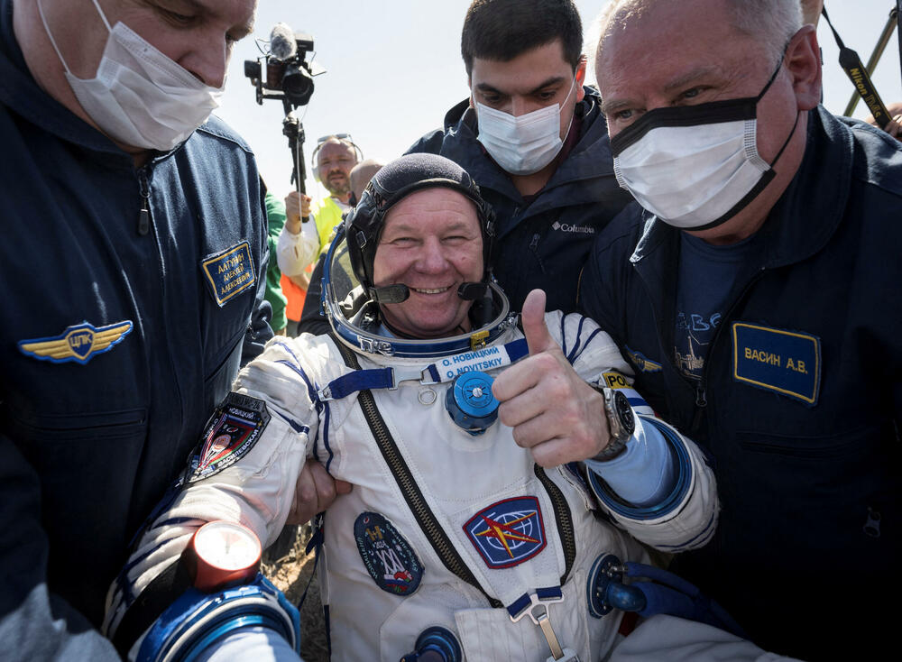 <p>Sojuz s Rusom Olegom Novickim, Amerikankom Loral O'Hara i Marinom Vasilevskom iz Belorusije je usporen padobranom sletio jugoistočno od grada Džezkazgana</p>