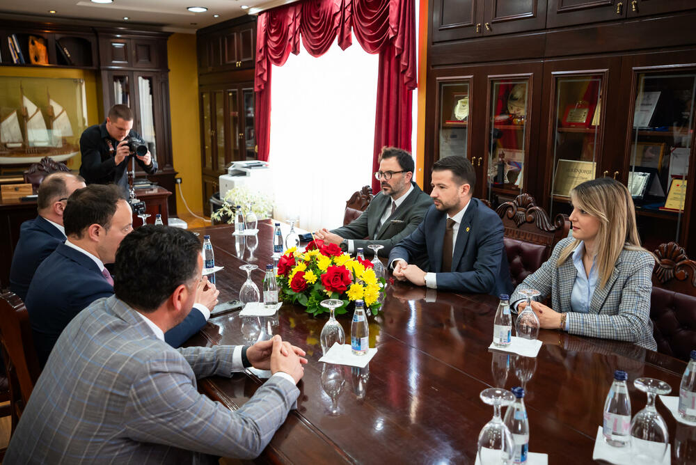 <p>Milatović je prisustvovao svečanosti povodom Dana opštine Ulcinj, koji se obilježava prve subote u mjesecu aprilu, koja simbolično označava završetak berbe maslina, izlazak pomoraca na more i početak turističke sezone u Ulcinju</p>