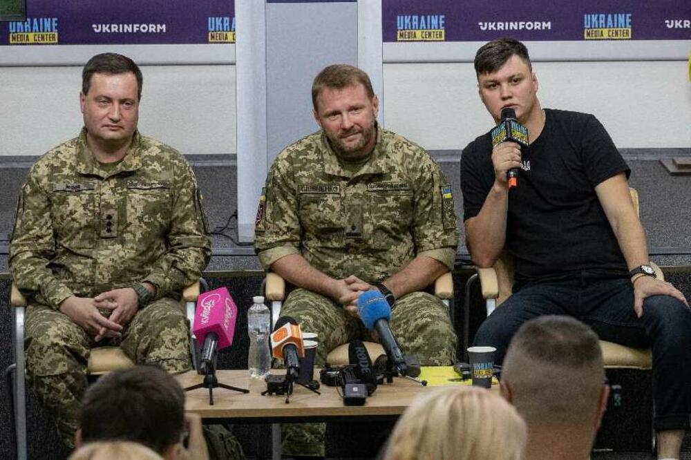 Kuzminov (desno) sa oficirima ukrajinske vojno-obavještajne službe