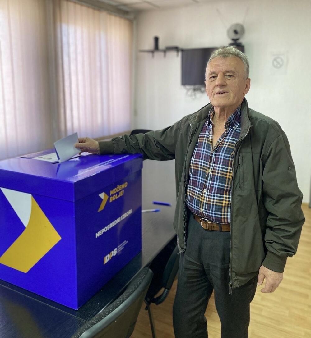 <p>"Naime, članice i članovi partije sa pravom glasa u svojim opštinama u sjevernoj regiji Crne Gore danas neposrednim putem u prostorijama stranke kao i putem aplikacione platforme specijalno napravljene za tu namjenu, biraju predsjednike lokalnih odbora"</p>