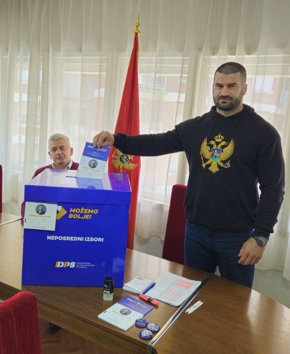 <p>"Naime, članice i članovi partije sa pravom glasa u svojim opštinama u sjevernoj regiji Crne Gore danas neposrednim putem u prostorijama stranke kao i putem aplikacione platforme specijalno napravljene za tu namjenu, biraju predsjednike lokalnih odbora"</p>