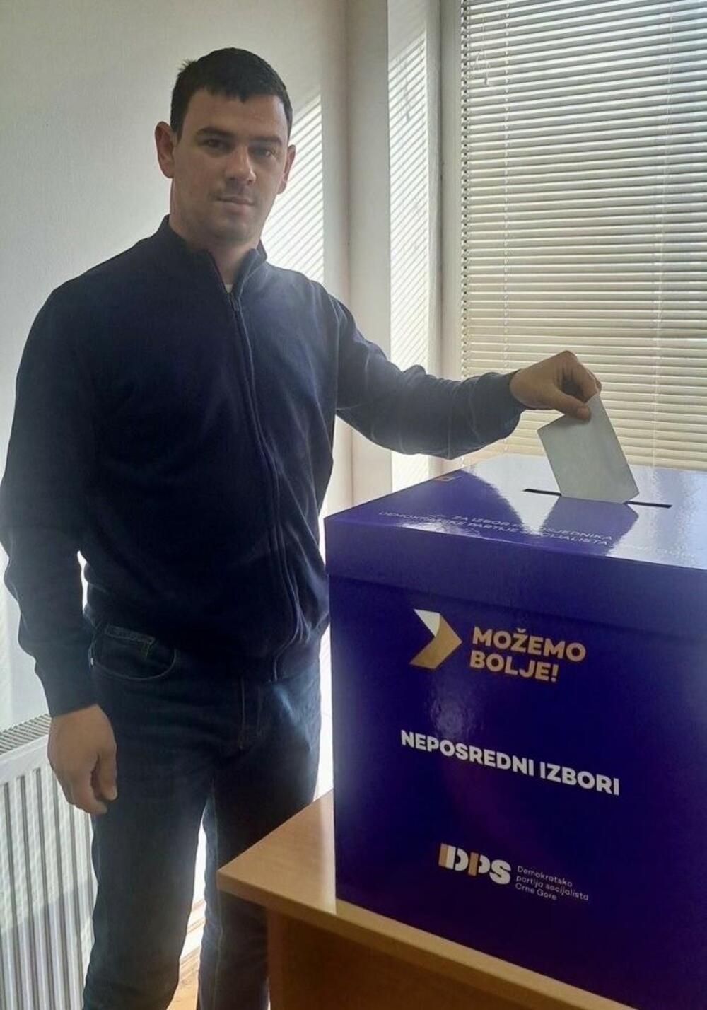 <p>"Naime, članice i članovi partije sa pravom glasa u svojim opštinama u sjevernoj regiji Crne Gore danas neposrednim putem u prostorijama stranke kao i putem aplikacione platforme specijalno napravljene za tu namjenu, biraju predsjednike lokalnih odbora"</p>