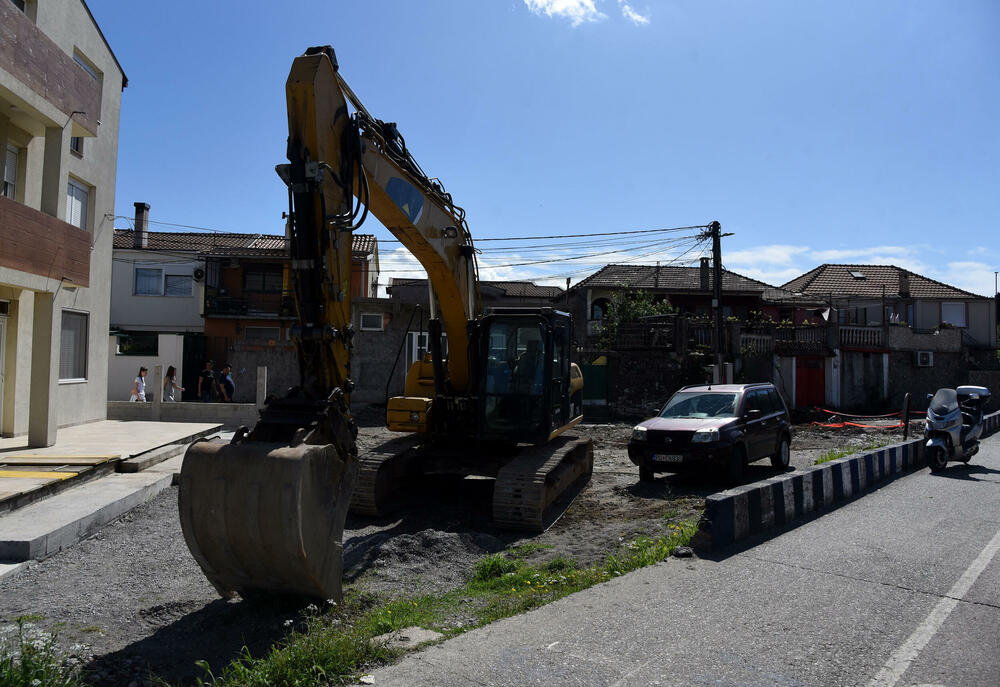<p>Stanovnici više podgoričkih naselja žalili su se da tokom kišnih perioda ne mogu da izađu iz kuća jer je voda “skoro do koljena”, tvrde da im je saobraćanje znatno otežano zbog radova, nadležni ćute</p>