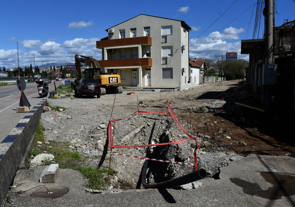 <p>Stanovnici više podgoričkih naselja žalili su se da tokom kišnih perioda ne mogu da izađu iz kuća jer je voda “skoro do koljena”, tvrde da im je saobraćanje znatno otežano zbog radova, nadležni ćute</p>