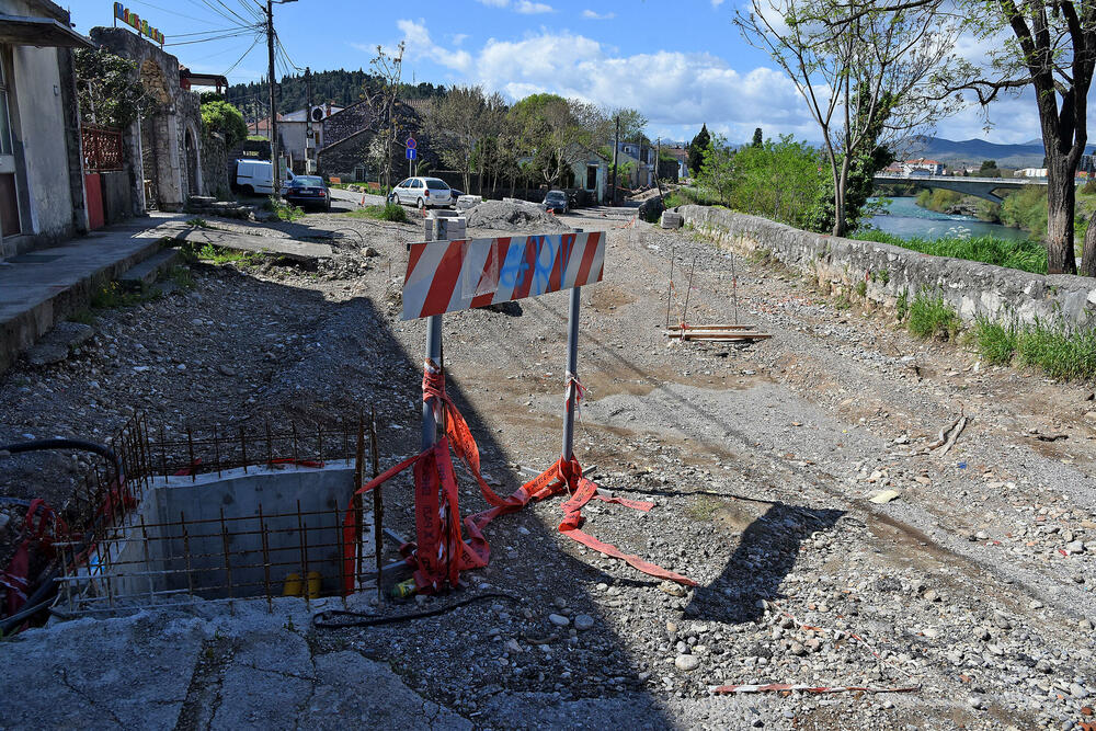 <p>Stanovnici više podgoričkih naselja žalili su se da tokom kišnih perioda ne mogu da izađu iz kuća jer je voda “skoro do koljena”, tvrde da im je saobraćanje znatno otežano zbog radova, nadležni ćute</p>