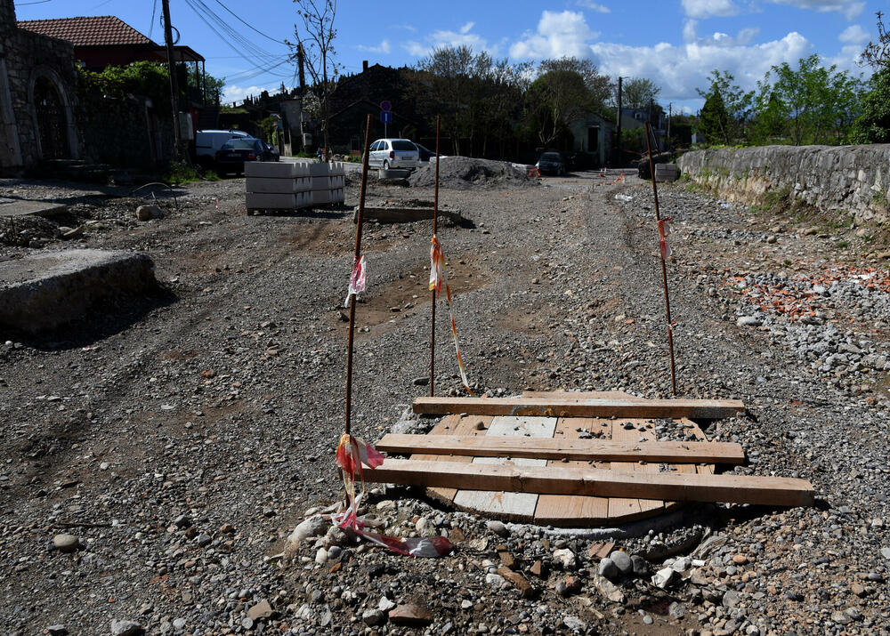 <p>Stanovnici više podgoričkih naselja žalili su se da tokom kišnih perioda ne mogu da izađu iz kuća jer je voda “skoro do koljena”, tvrde da im je saobraćanje znatno otežano zbog radova, nadležni ćute</p>