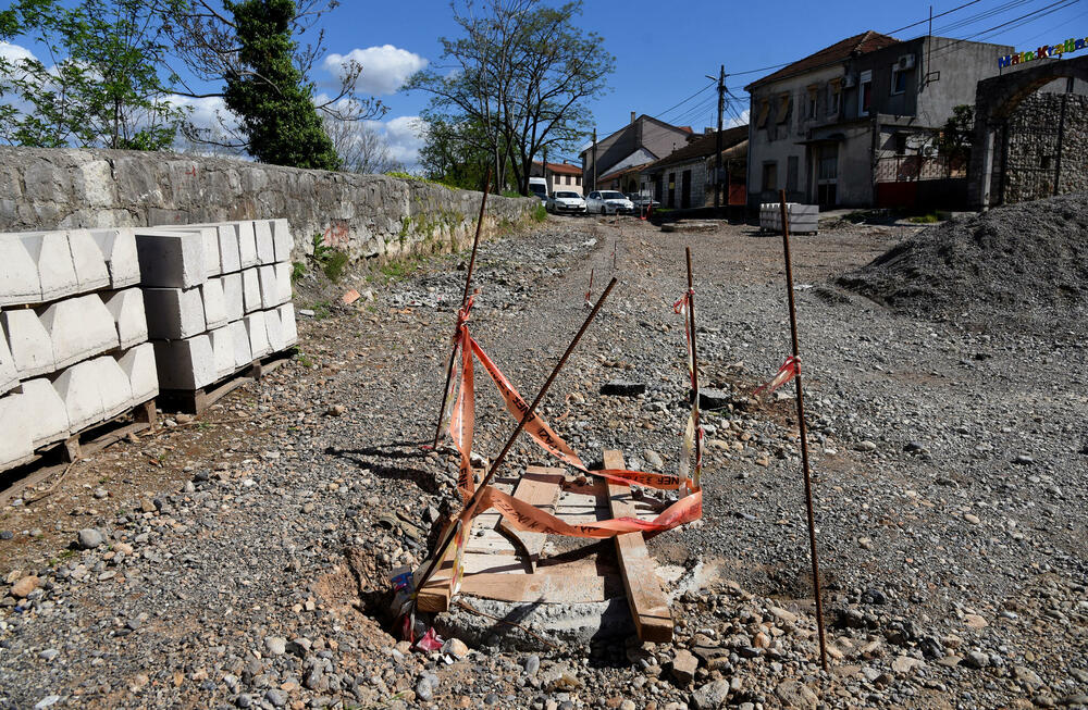 <p>Stanovnici više podgoričkih naselja žalili su se da tokom kišnih perioda ne mogu da izađu iz kuća jer je voda “skoro do koljena”, tvrde da im je saobraćanje znatno otežano zbog radova, nadležni ćute</p>