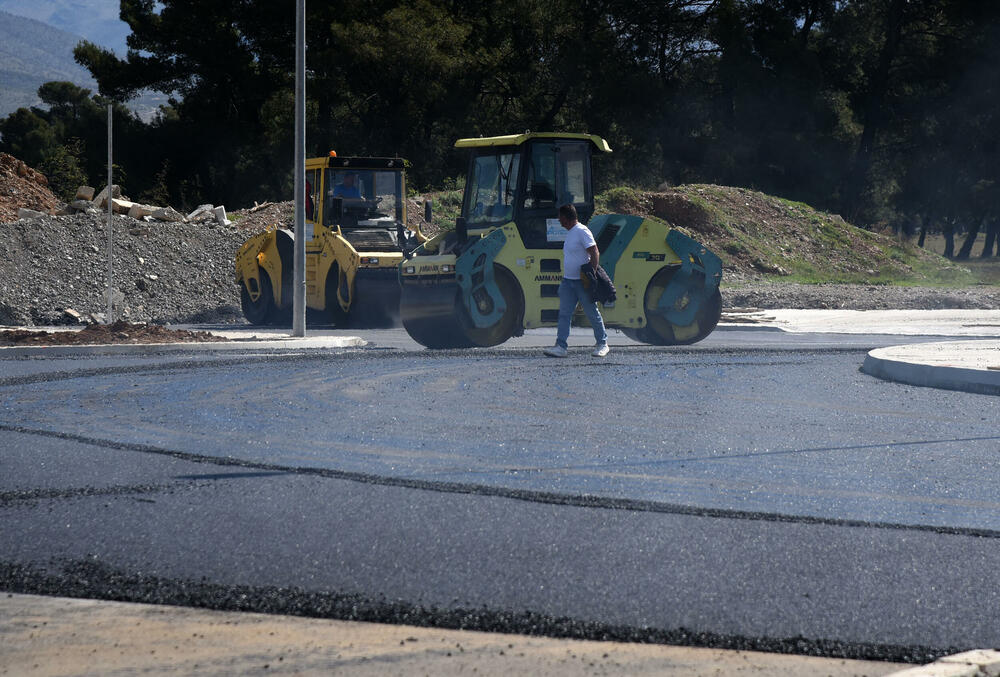 <p>Stanovnici više podgoričkih naselja žalili su se da tokom kišnih perioda ne mogu da izađu iz kuća jer je voda “skoro do koljena”, tvrde da im je saobraćanje znatno otežano zbog radova, nadležni ćute</p>