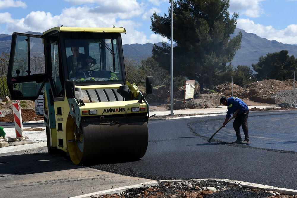<p>Stanovnici više podgoričkih naselja žalili su se da tokom kišnih perioda ne mogu da izađu iz kuća jer je voda “skoro do koljena”, tvrde da im je saobraćanje znatno otežano zbog radova, nadležni ćute</p>