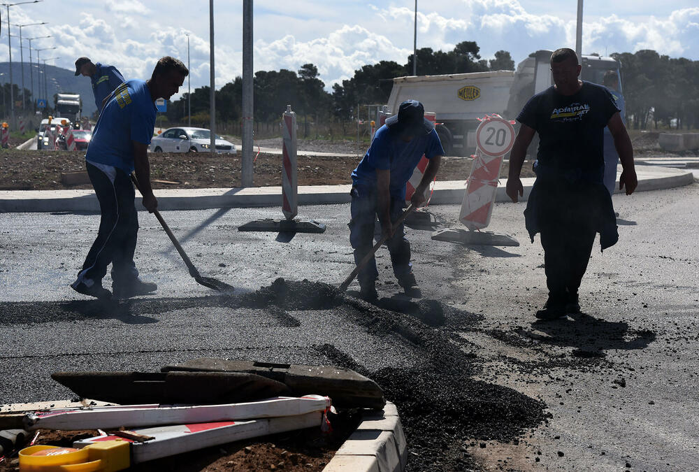 <p>Stanovnici više podgoričkih naselja žalili su se da tokom kišnih perioda ne mogu da izađu iz kuća jer je voda “skoro do koljena”, tvrde da im je saobraćanje znatno otežano zbog radova, nadležni ćute</p>