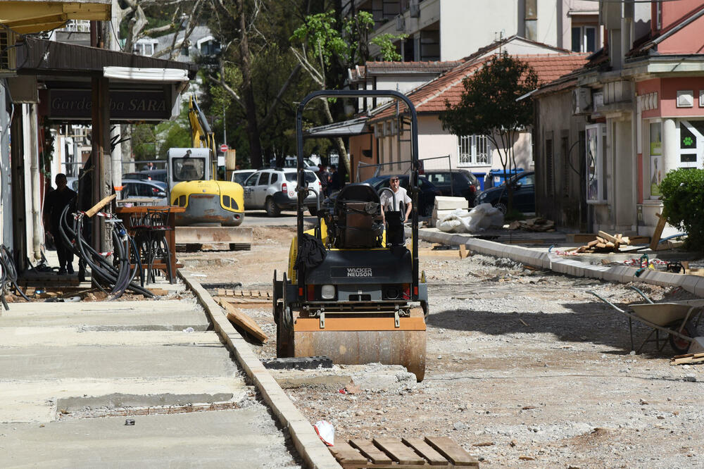 <p>Stanovnici više podgoričkih naselja žalili su se da tokom kišnih perioda ne mogu da izađu iz kuća jer je voda “skoro do koljena”, tvrde da im je saobraćanje znatno otežano zbog radova, nadležni ćute</p>