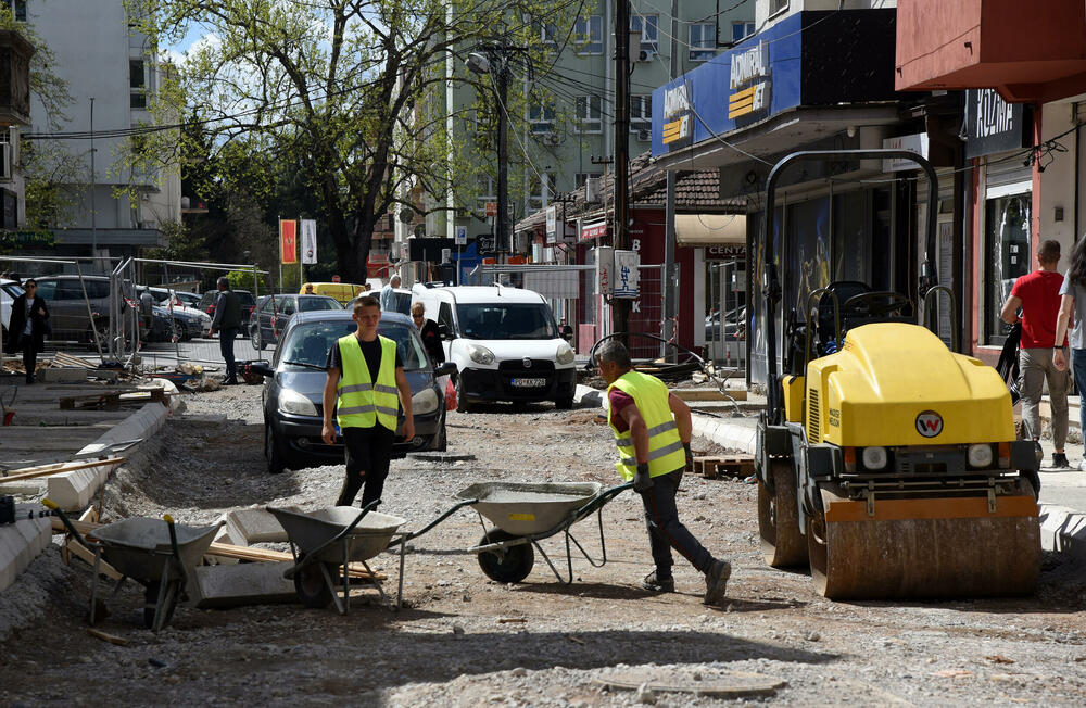 <p>Stanovnici više podgoričkih naselja žalili su se da tokom kišnih perioda ne mogu da izađu iz kuća jer je voda “skoro do koljena”, tvrde da im je saobraćanje znatno otežano zbog radova, nadležni ćute</p>
