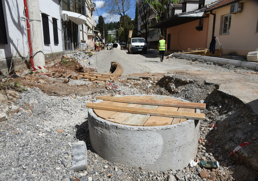 <p>Stanovnici više podgoričkih naselja žalili su se da tokom kišnih perioda ne mogu da izađu iz kuća jer je voda “skoro do koljena”, tvrde da im je saobraćanje znatno otežano zbog radova, nadležni ćute</p>