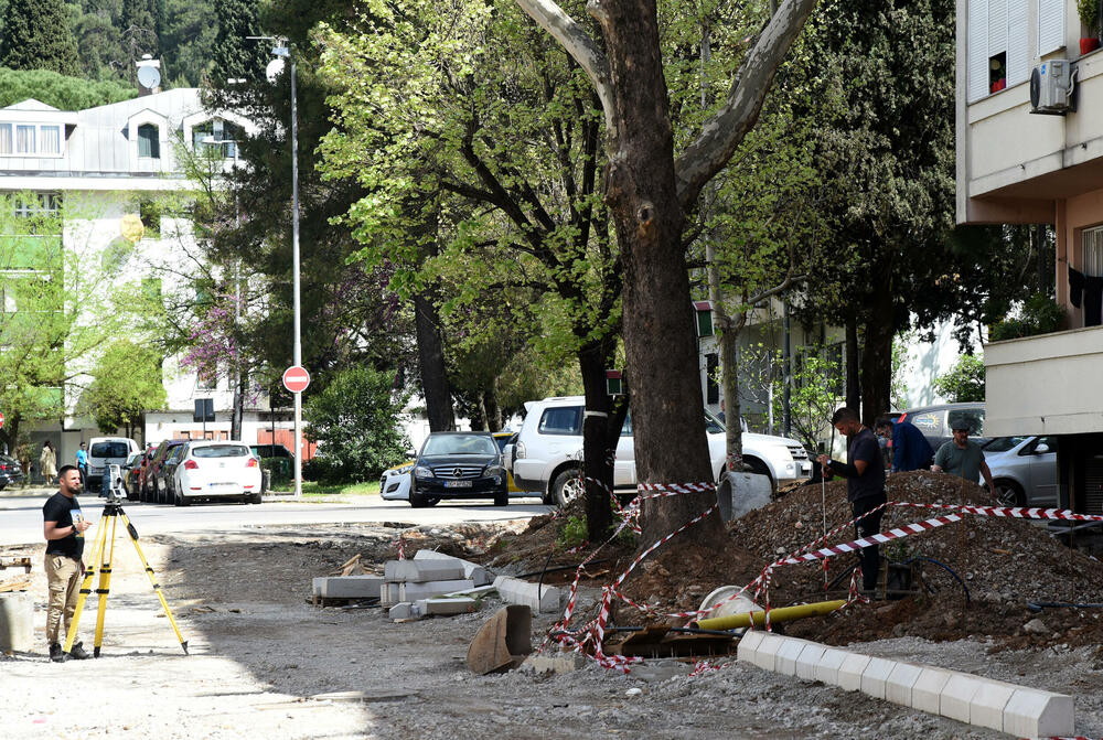<p>Stanovnici više podgoričkih naselja žalili su se da tokom kišnih perioda ne mogu da izađu iz kuća jer je voda “skoro do koljena”, tvrde da im je saobraćanje znatno otežano zbog radova, nadležni ćute</p>